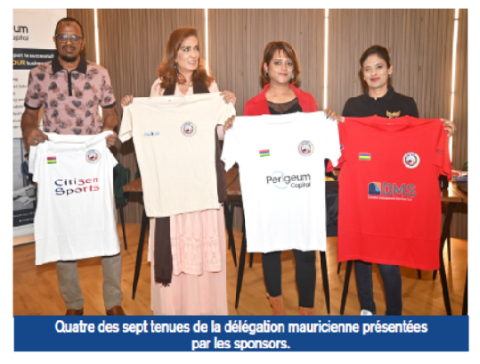 Représentants des sponsors présentant quatre des sept tenues officielles de la délégation mauricienne de bowling.
